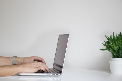 法律事務所ロイヤーズロイヤーズのご返済手続きプラットフォームを活かして、ご依頼者さまに安心・安全で快適な暮らしをお届けしているイメージ。