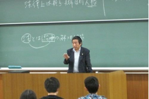 国土発展の支援の一環として、国土交通大学校での講義を継続的に受けもつなど養育を通じて人材の養成に取り組んでいるイメージ。
