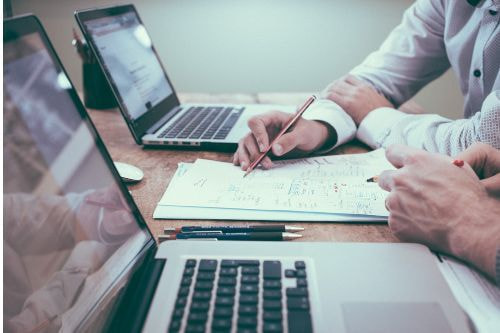 債務整理をとおして、不安定な雇用状態にあるご依頼者さまなどからの労働問題のご相談をうける中で、ヒヤリングを繰り返し、中労働・環境問題の改善に取り組んでいるイメージ。