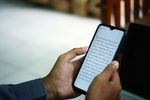 債務整理のご報告などのサービスは、全てご契約者さまのご登録いただいたメールアドレスに通知されます。ペーパレス化を推進しているイメージ。