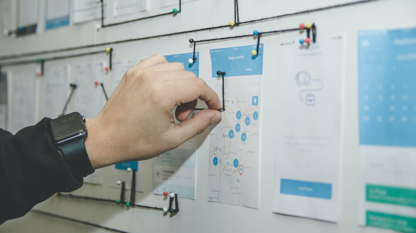 情報セキュリティの役割の細分化をまとめた掲示板のイメージ。
