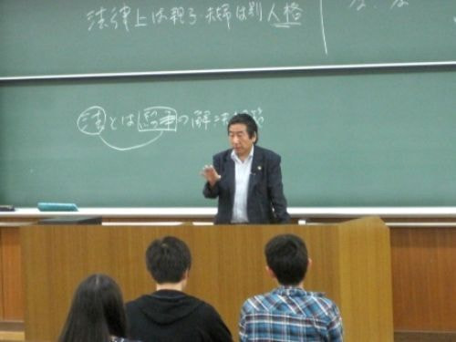 駿河大学で講義中の弁護士の写真