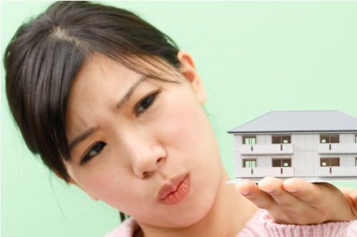 サブリース契約をしてアパートを建てようかと迷っている女性