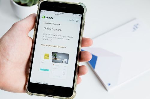 スマートフォンから債務整理専門事務所を検索