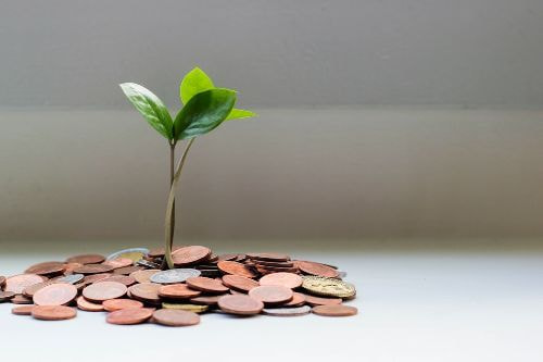 債務整理は収入から先に返済のためのお金を優先させて残りで生活することになる。できない方は自己破産しか方法はない。