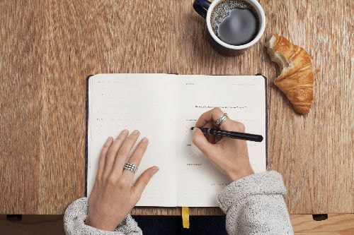 相談用紙に貸金業者と残高を書き出してみる