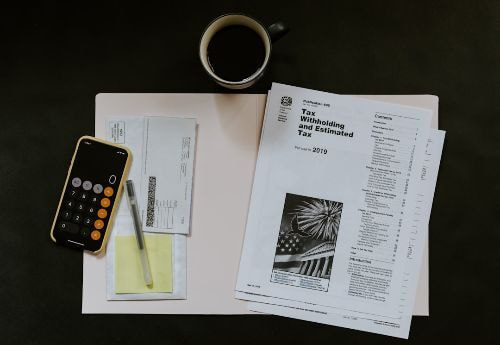 リボ払いの返済もつまり税金の請求書にもため息がつく
