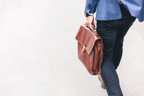 若いうちはなるべく自己破産を回避して収入を増やして返済することを考える