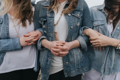 女性の悩みは世界共通・彼にに言えない・夫に言われない