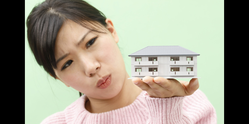 サブリース契約をしてアパートを建てようかと迷っている女性