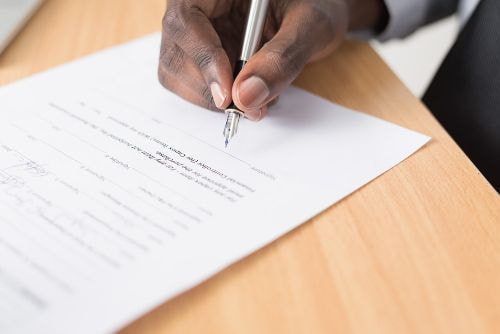 債務整理の委任契約書を取り交わす