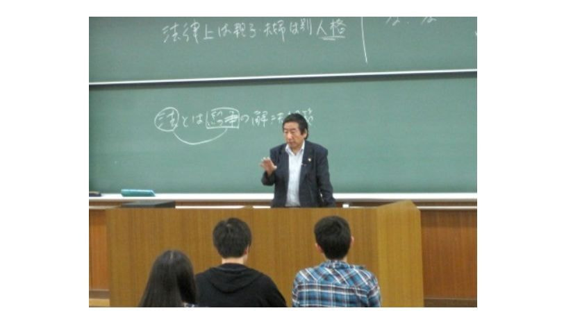 弁護士竹内俊雄の大学での講義風景